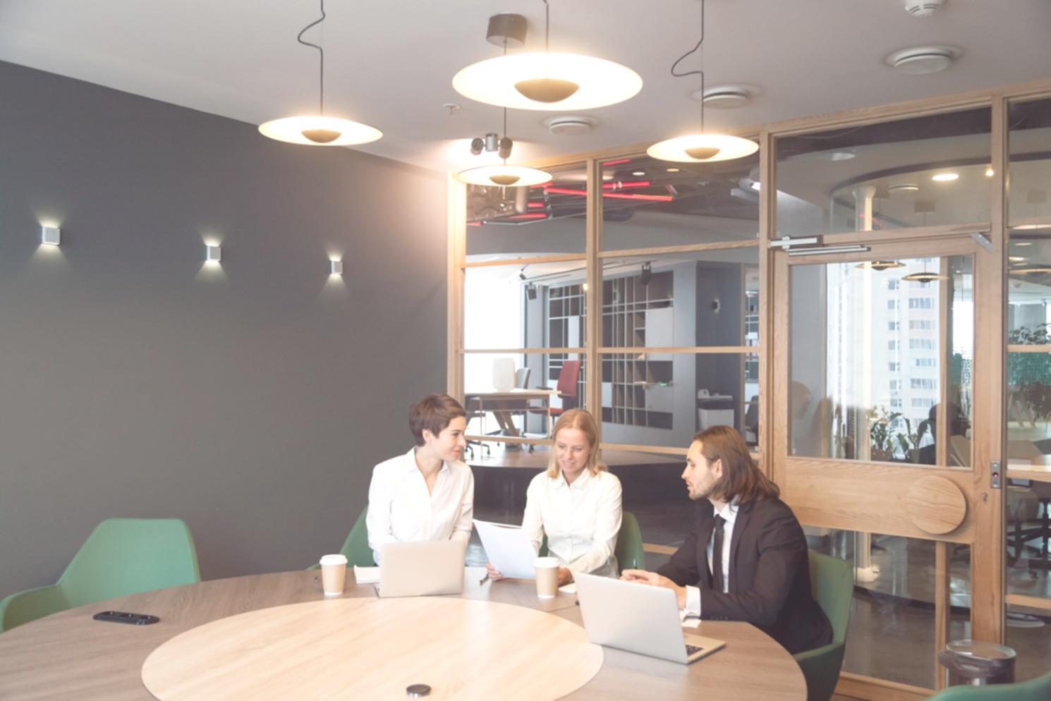 Moderne Lernumgebung mit technischer Ausstattung