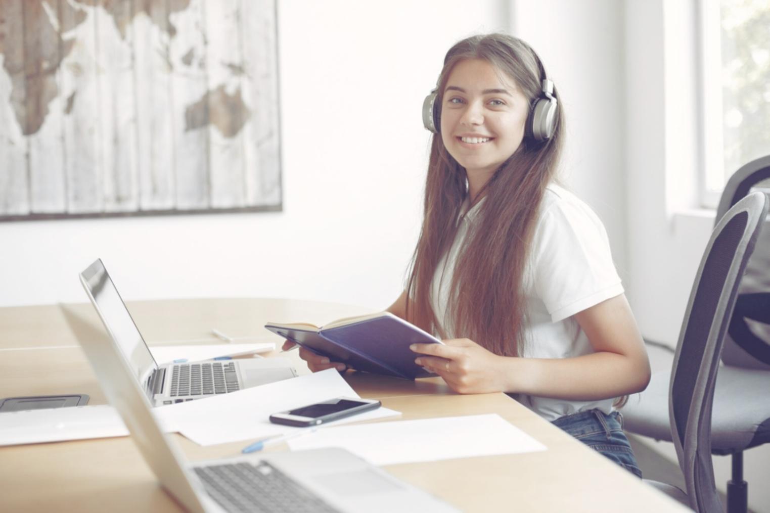 Gruppenarbeit an gemeinsamen Entwicklungsprojekt