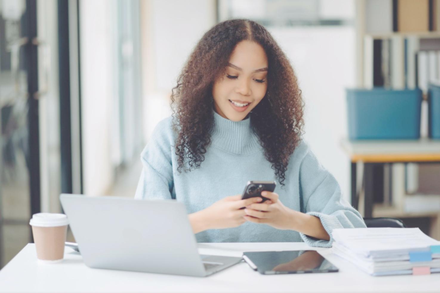 Teilnehmer arbeiten konzentriert an IT-Projekten in modernem Lernraum